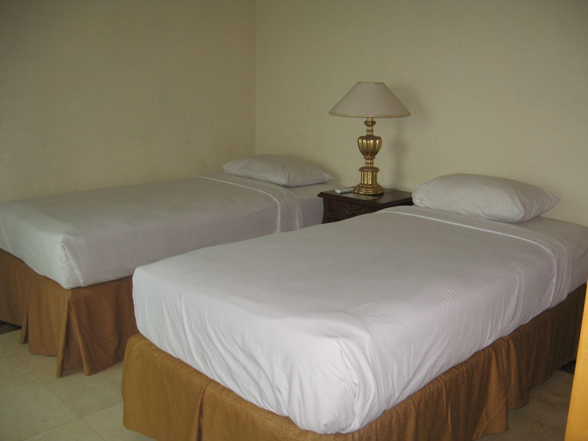 Batavia Hotel & Serviced Apartments Giacarta Esterno foto