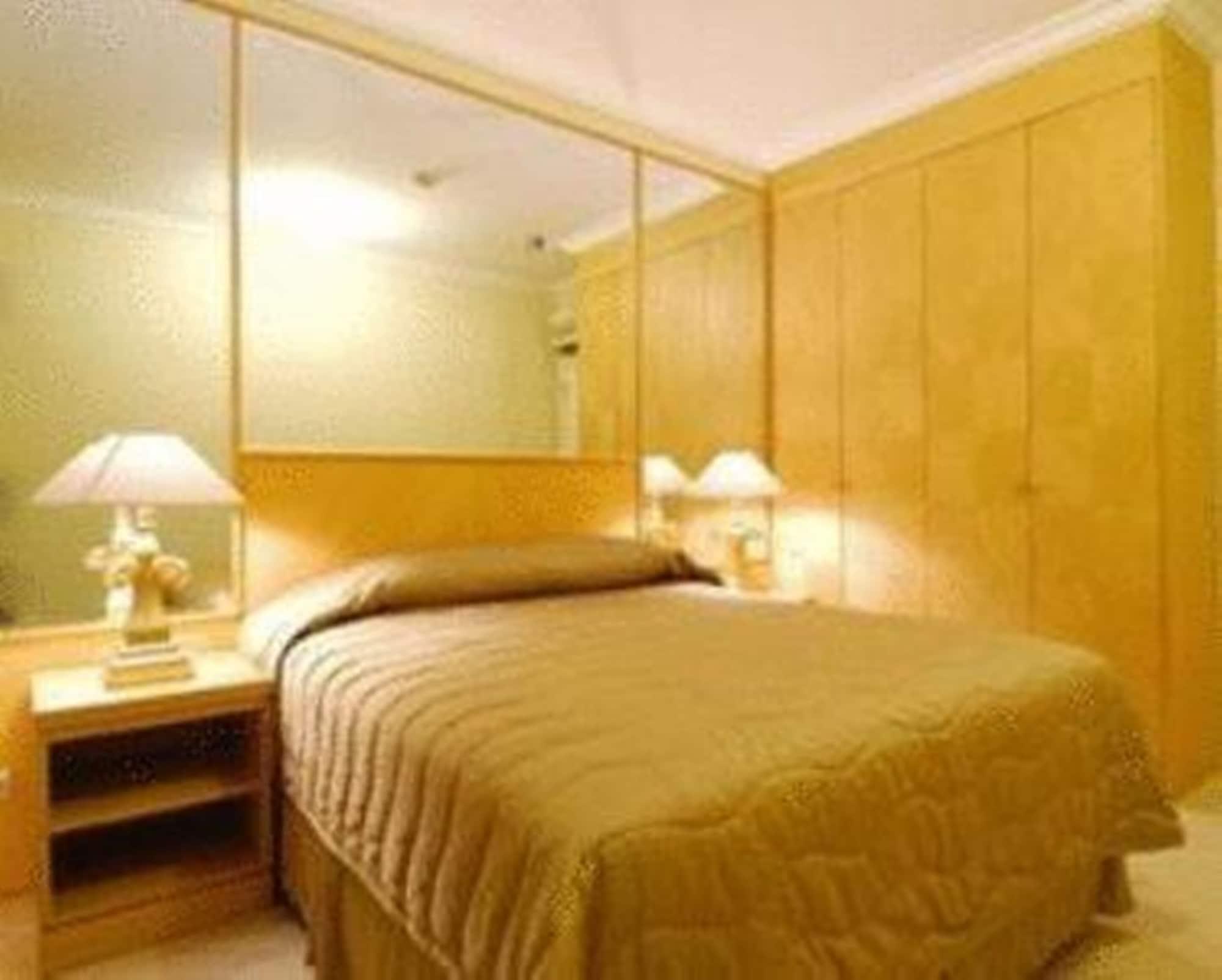 Batavia Hotel & Serviced Apartments Giacarta Esterno foto