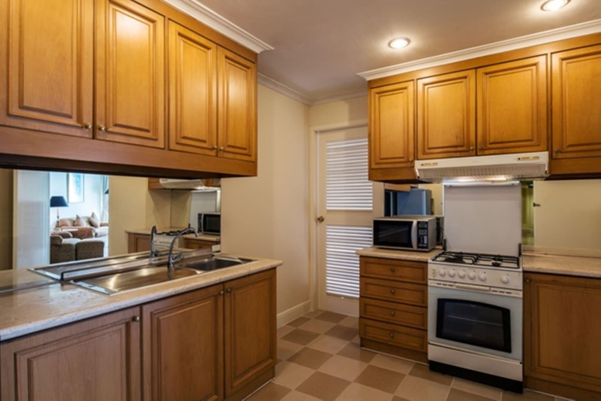 Batavia Hotel & Serviced Apartments Giacarta Esterno foto