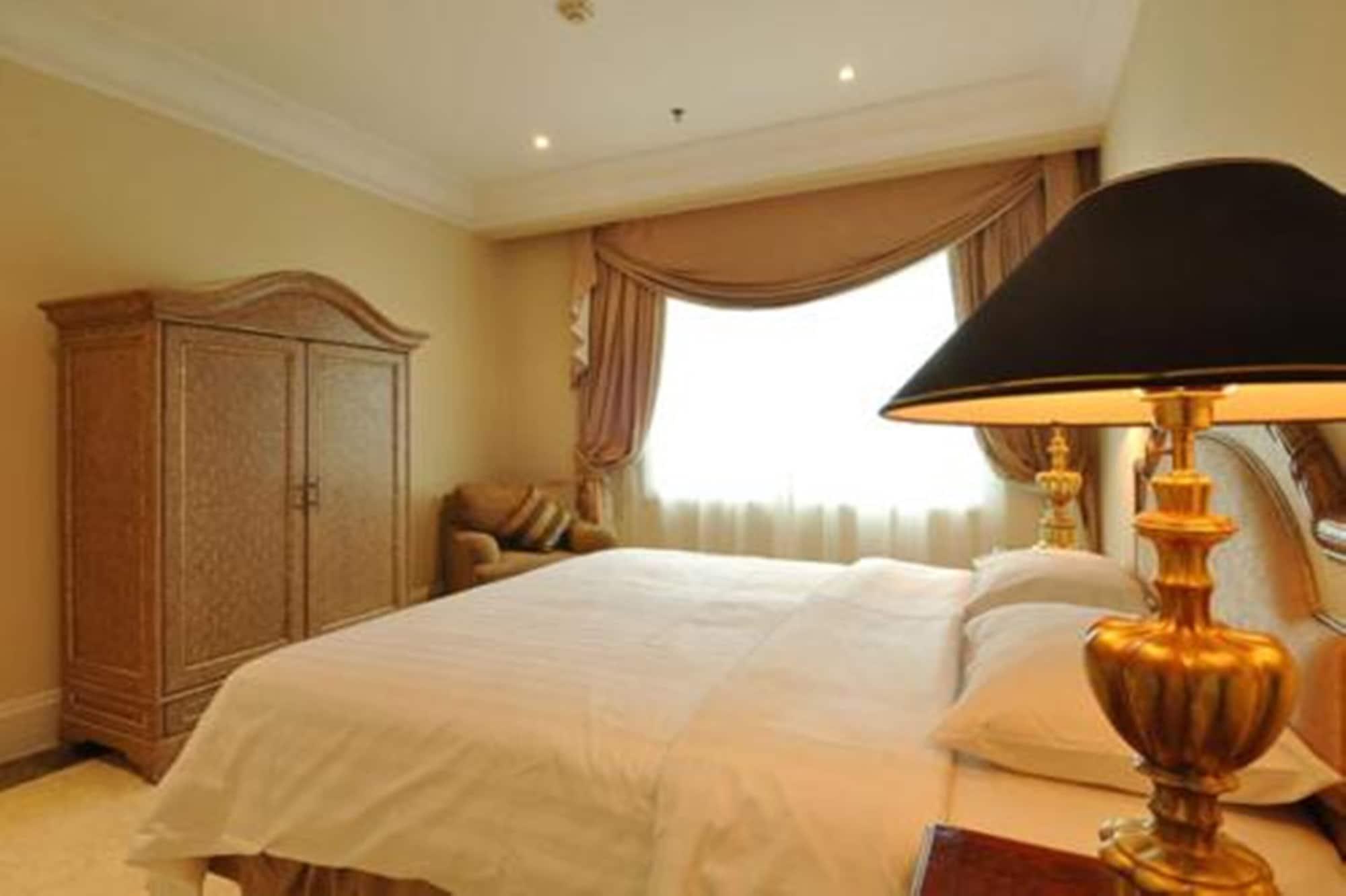Batavia Hotel & Serviced Apartments Giacarta Esterno foto