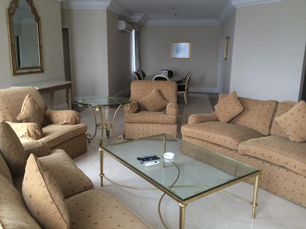 Batavia Hotel & Serviced Apartments Giacarta Esterno foto