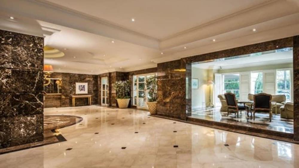 Batavia Hotel & Serviced Apartments Giacarta Esterno foto