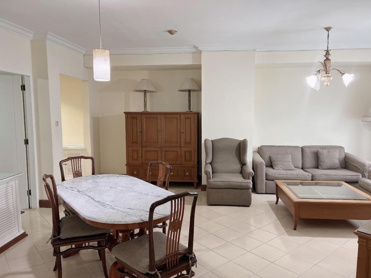 Batavia Hotel & Serviced Apartments Giacarta Esterno foto