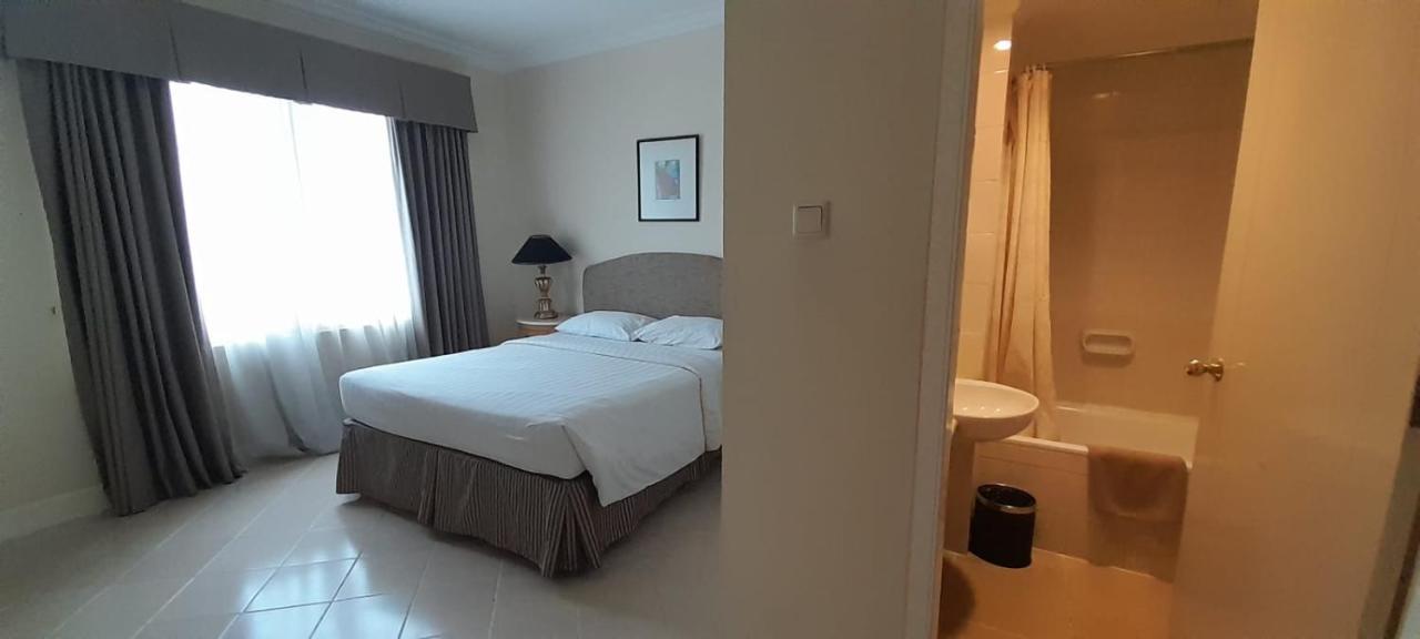 Batavia Hotel & Serviced Apartments Giacarta Esterno foto