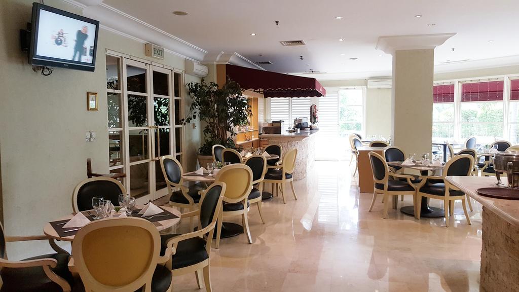 Batavia Hotel & Serviced Apartments Giacarta Esterno foto