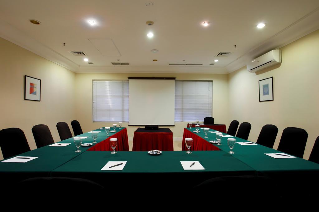 Batavia Hotel & Serviced Apartments Giacarta Esterno foto