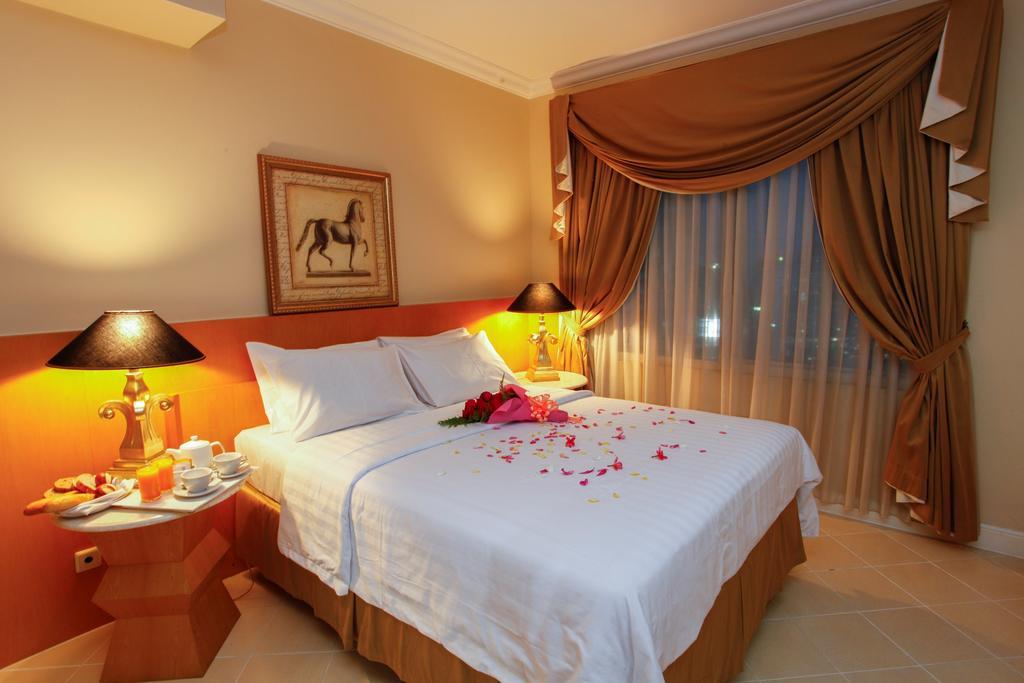 Batavia Hotel & Serviced Apartments Giacarta Esterno foto