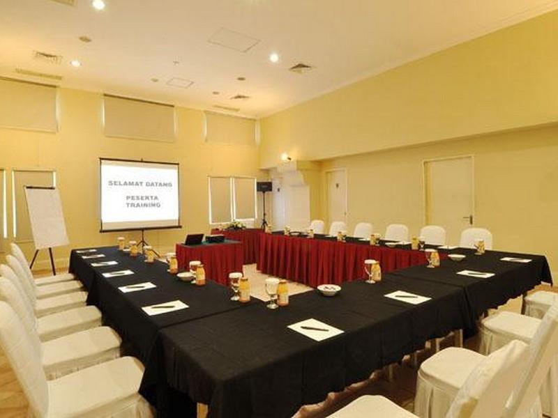 Batavia Hotel & Serviced Apartments Giacarta Esterno foto