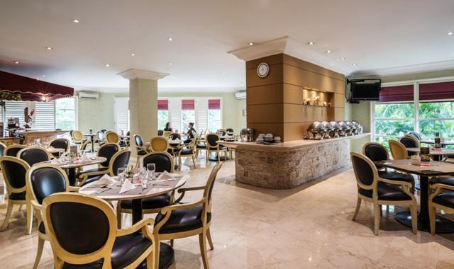 Batavia Hotel & Serviced Apartments Giacarta Esterno foto
