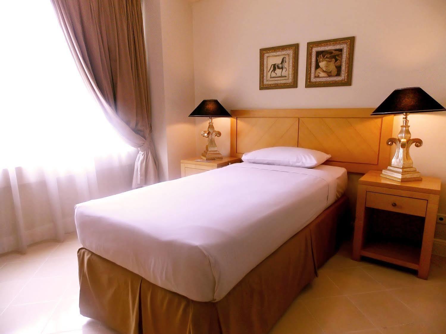 Batavia Hotel & Serviced Apartments Giacarta Esterno foto
