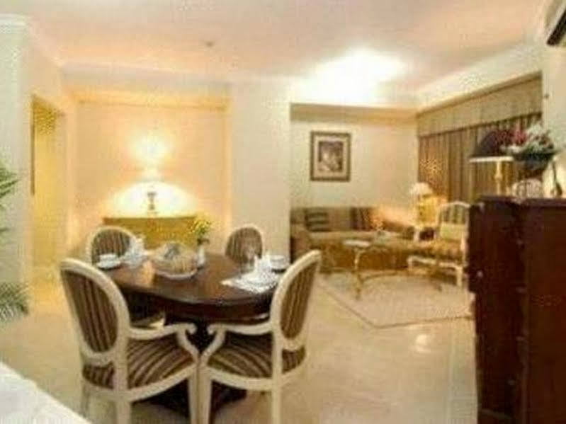 Batavia Hotel & Serviced Apartments Giacarta Esterno foto